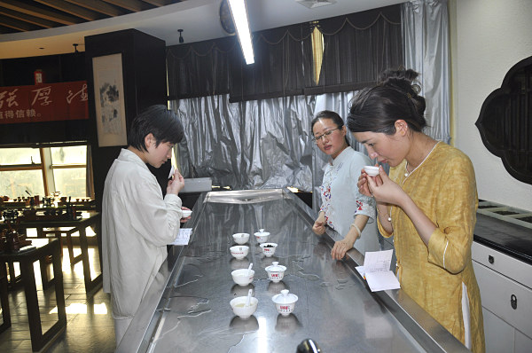 太原茶艺培训学员问天晟茶艺培训学校：想学茶叶鉴定的评茶师培训去哪里学？(图1)