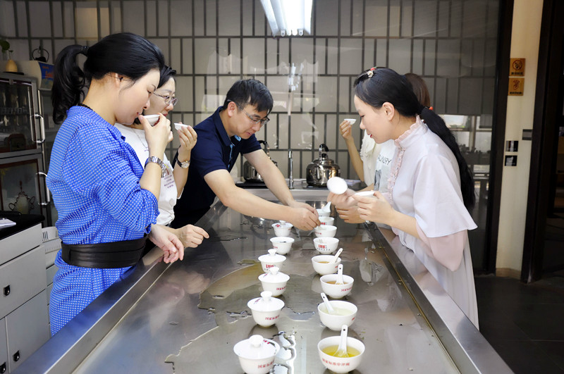 阳泉茶艺培训学员问天晟茶艺培训学校：阳泉想学茶艺到哪里培训好？(图2)