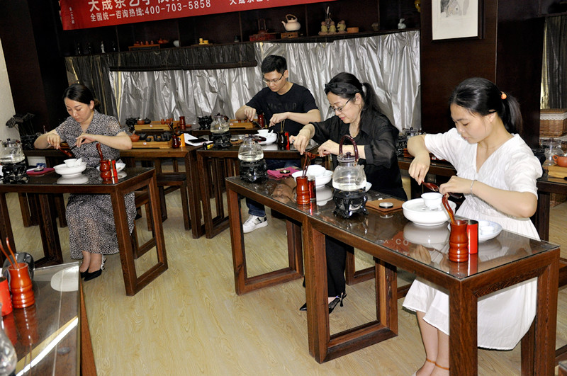 沈阳茶艺培训学员问天晟茶艺培训学校：茶艺师去哪里报名培训？