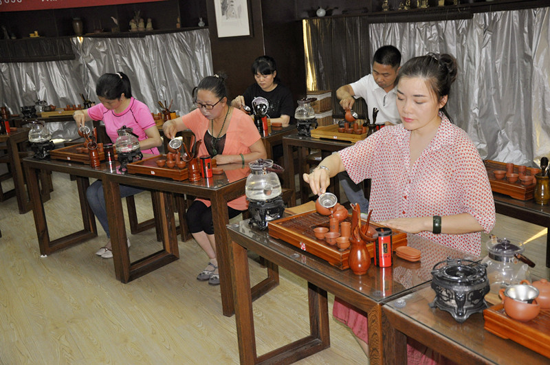 大连茶艺培训学员问天晟茶艺培训学校：零基础学茶艺可以学会吗?(图2)