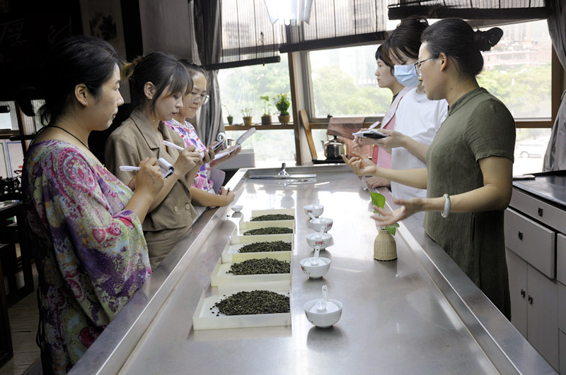 本溪茶艺培训学员问天晟茶艺培训学校：茶艺师培训课程内容有何不同？(图1)