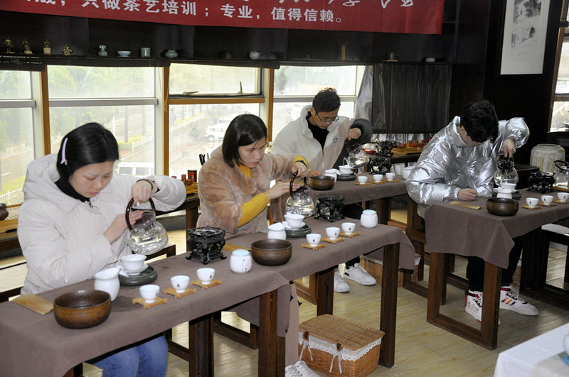 丹东茶艺培训学员问天晟茶艺培训学校：茶艺师培训学校哪个好？(图2)